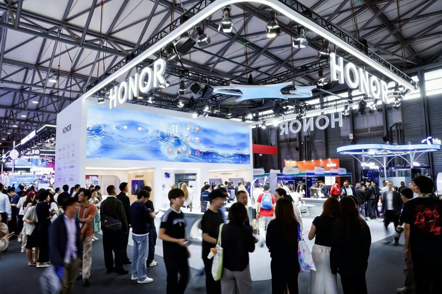 终端厂商集体All in AI OS,荣耀的Agentic OS意味着什么?