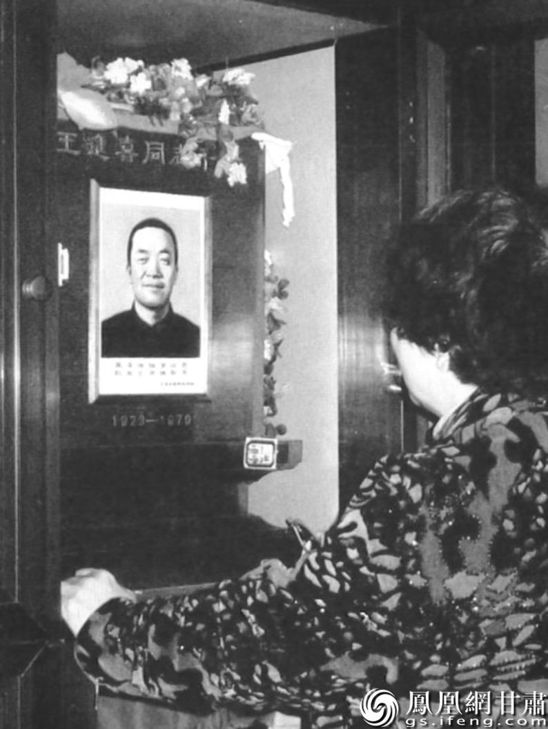 家属到八宝山公墓祭奠王进喜 资料图片