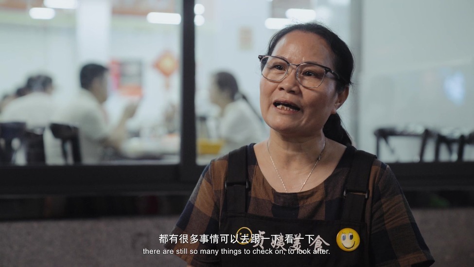 年轻人压力大！开了26年的大排档贞姨说：夜晚就是拿来放松、吹牛、喝酒的