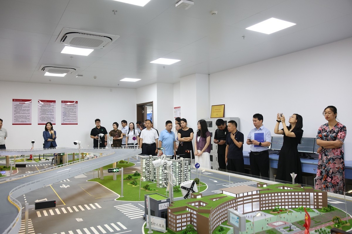 与会人员参观山东省重点实验室
