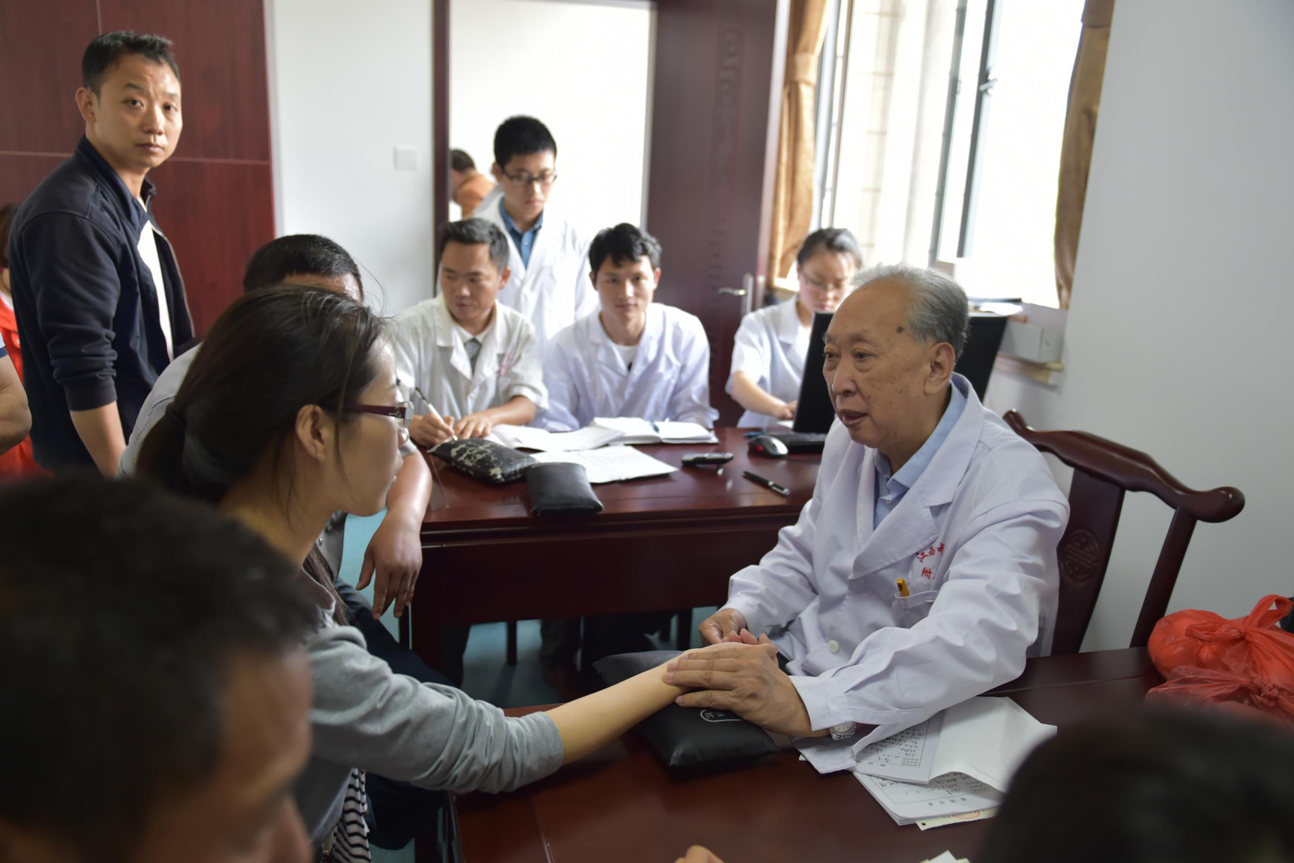 国医大师伍炳彩临床带教。