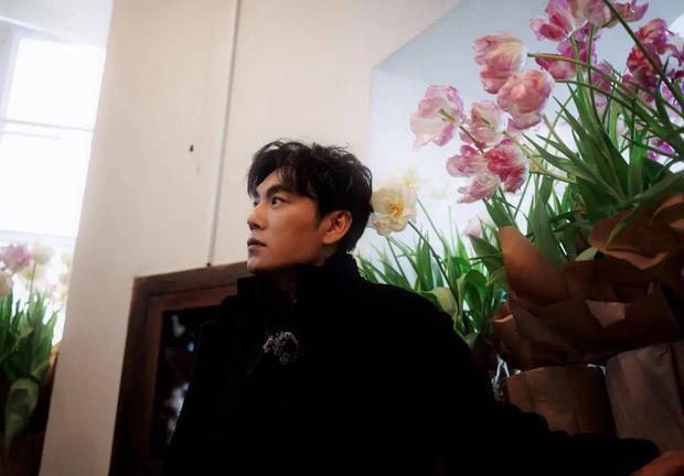 伊能静晒与秦昊亲密合影 夫妻相依甜蜜爆表