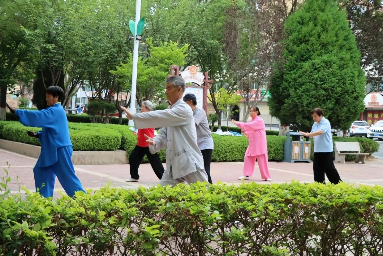 市民晨练（白银区融媒体中心供图）