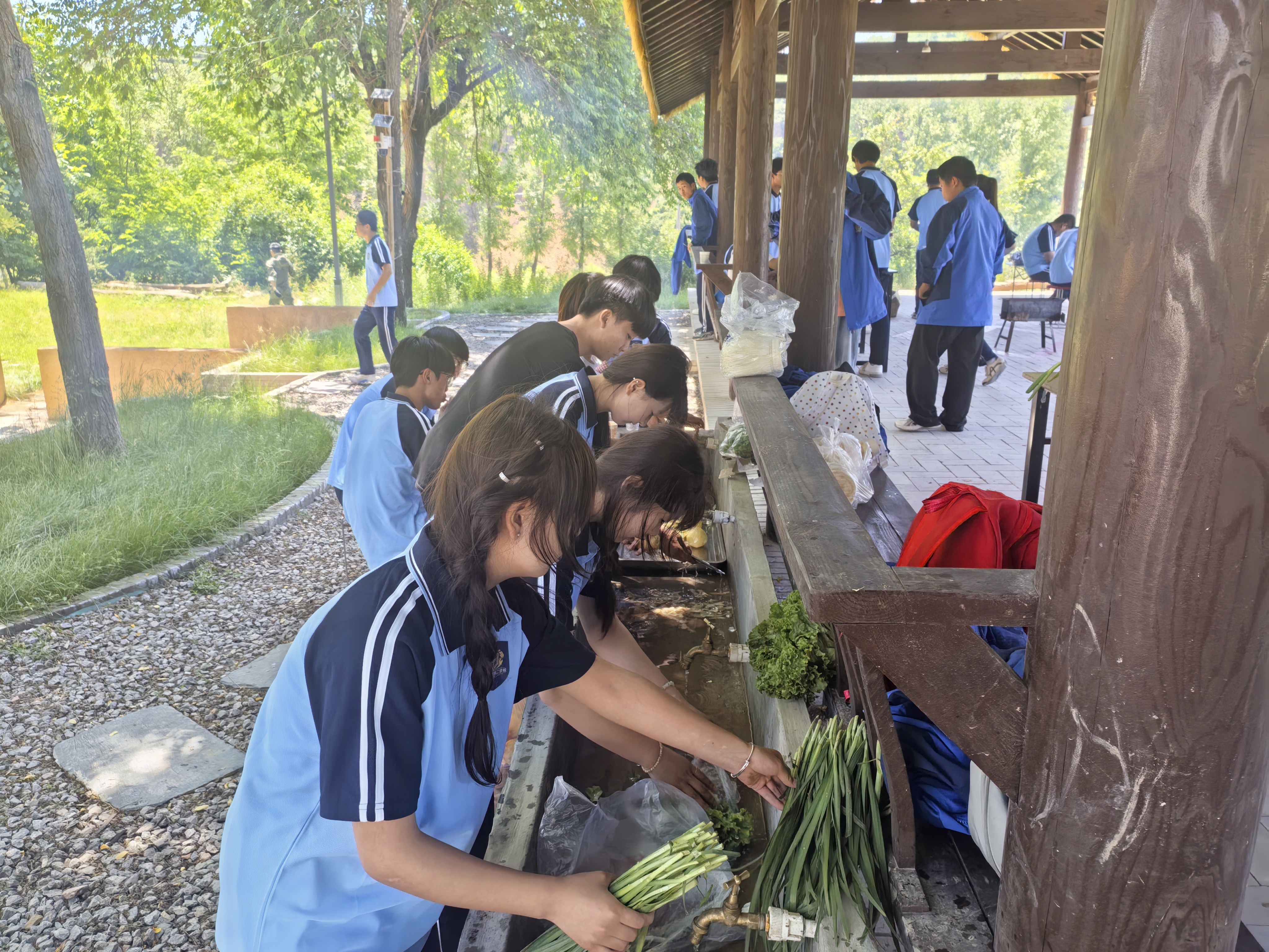 图为中小学生开展农耕实践教育.jpg