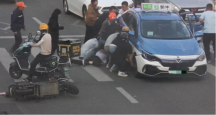 突发！晚高峰，呼市十余人抬起一辆出租车相关图片