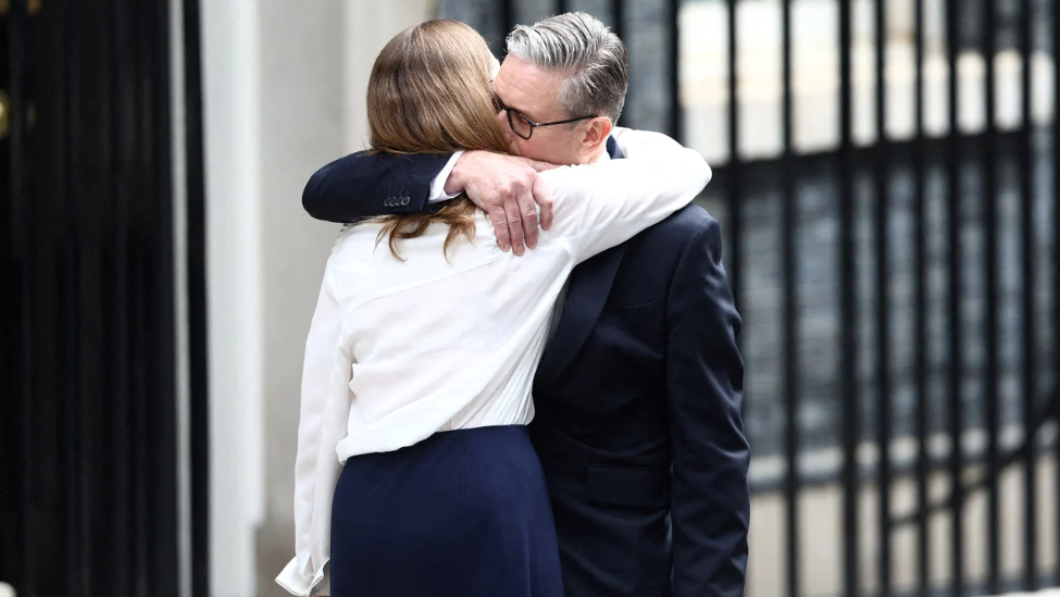 英国首相斯塔默宣布辞职后与妻子维多利亚拥抱