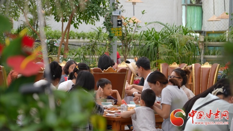 市民游客在山庄用餐（白银区融媒体中心供图）