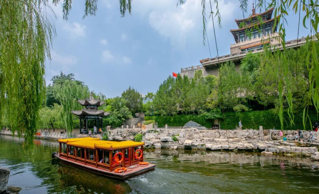 摄影:李锋 往年7月于护城河