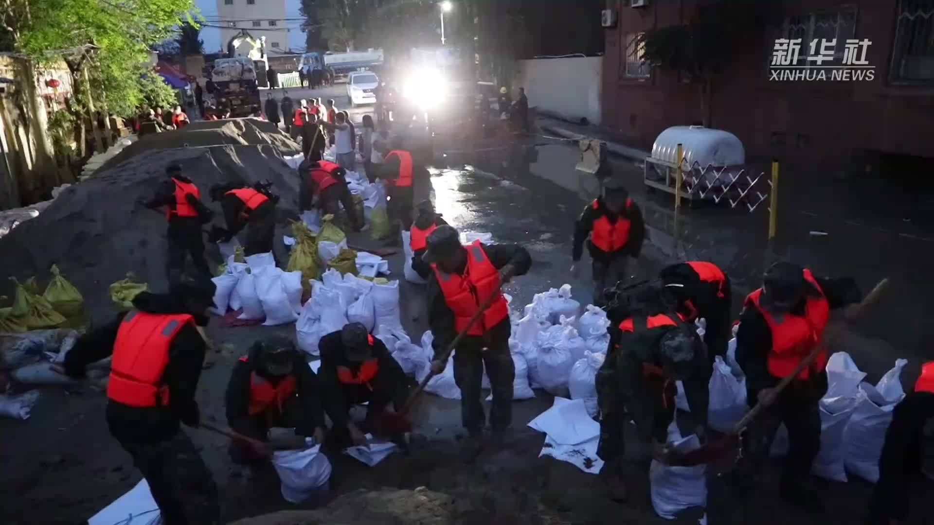新疆和田强降雨 武警连夜清淤排水