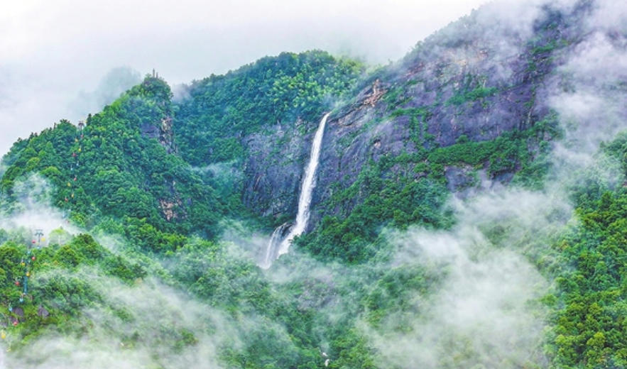 烟雨洗庐山 飞瀑落九天（图）