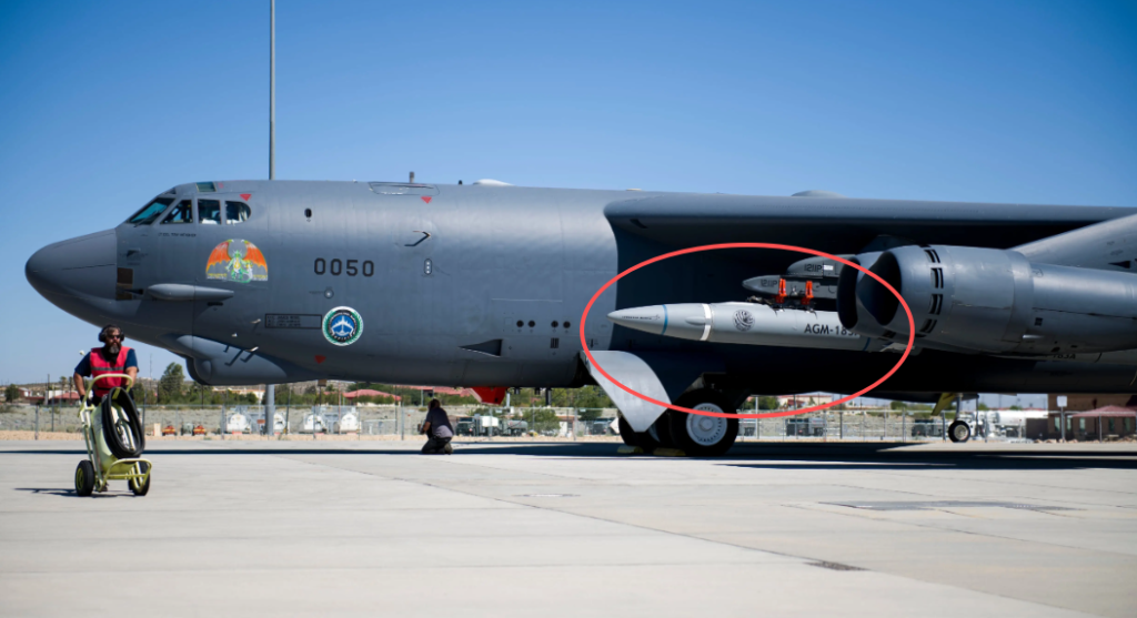 B-52H挂载AGM-183A高超声速导弹进行测试,高超导弹进一步提升常规轰炸机平台的远程打击能力。