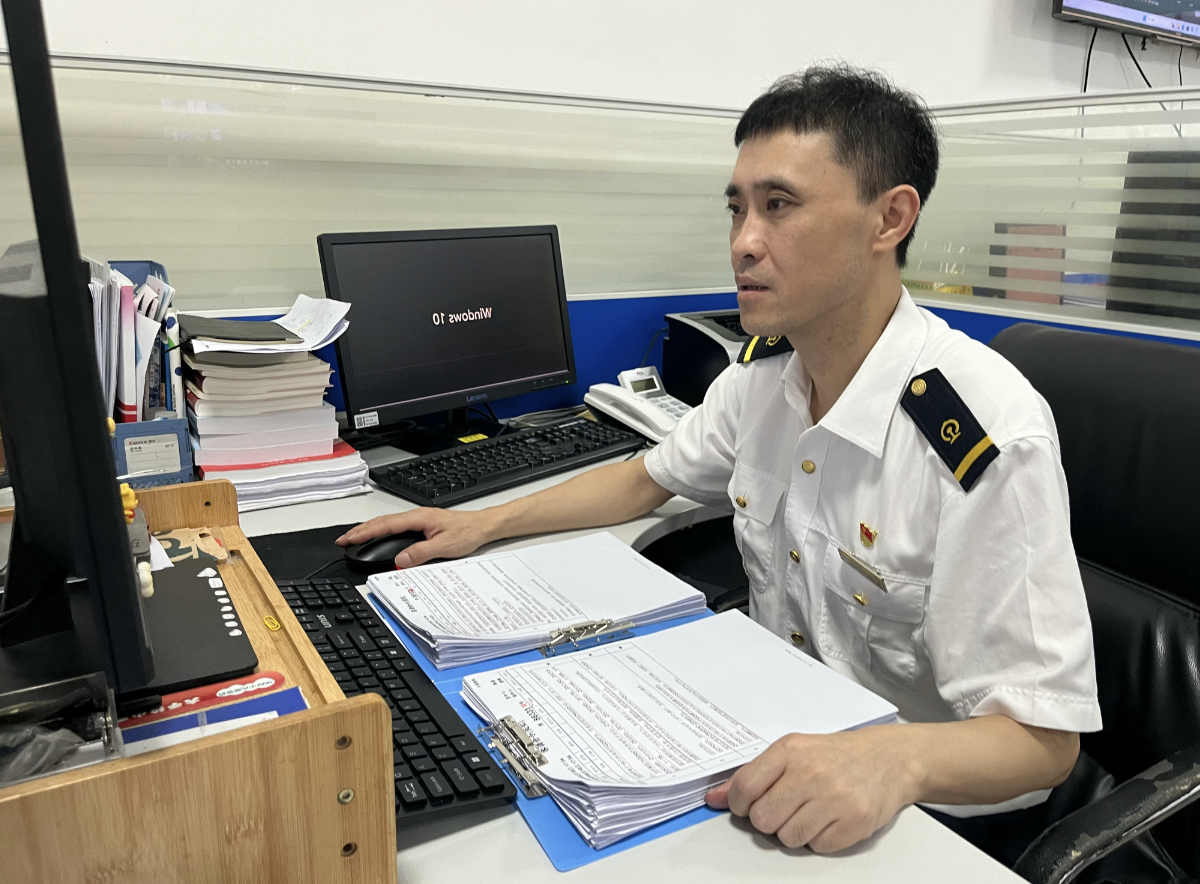 站台灯火映晨昏 一路温情是端阳