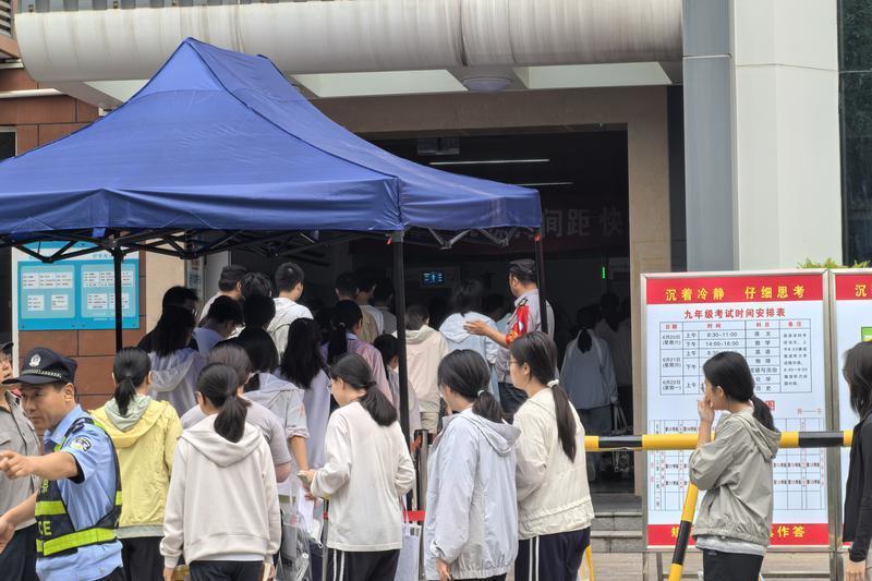 考生有序进入西安市第六中学南校区考点（记者 王燕摄）