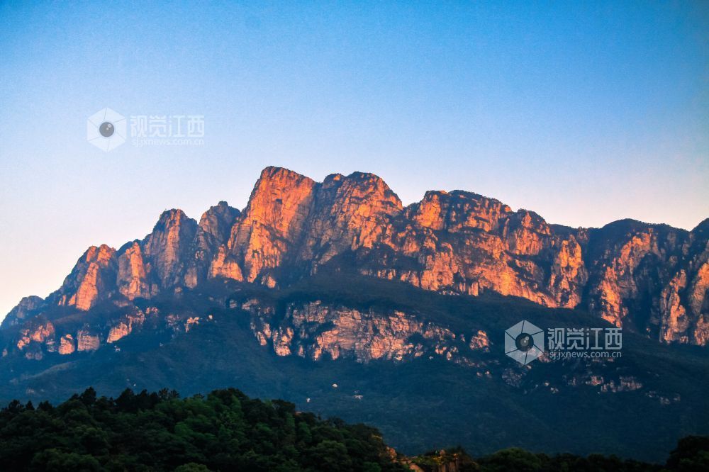 庐山：青天削出金芙蓉（图）