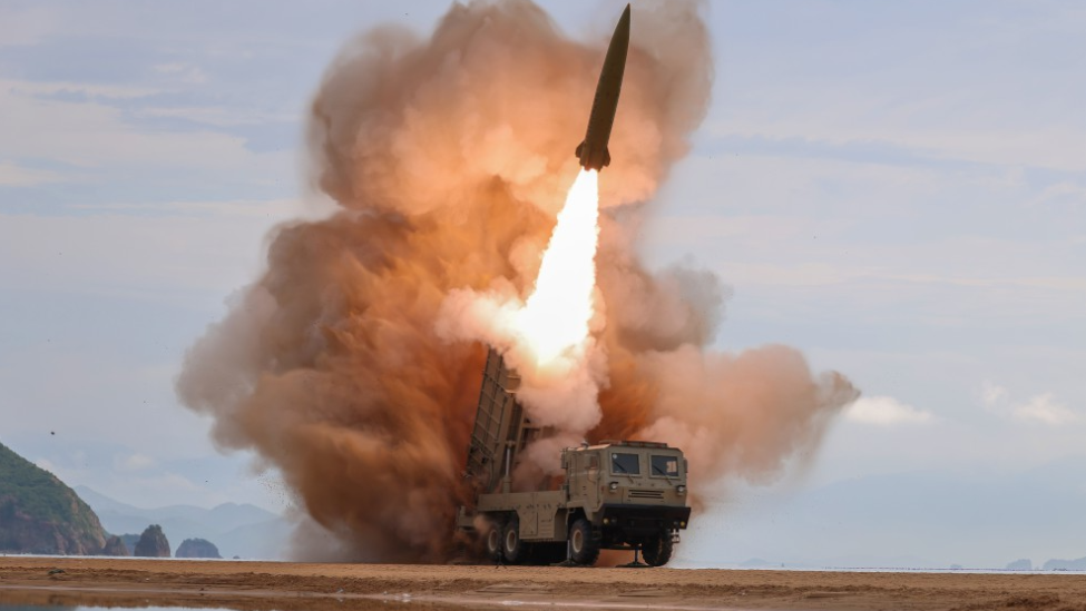 金正恩观摩朝鲜导弹现代化武器试验