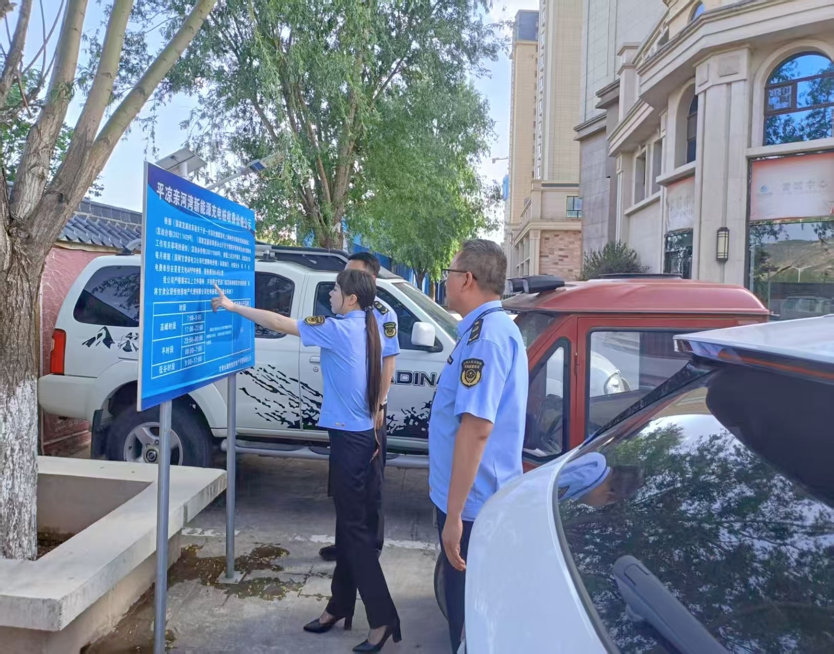 图为执法人员检查充电价格公示情况.jpg