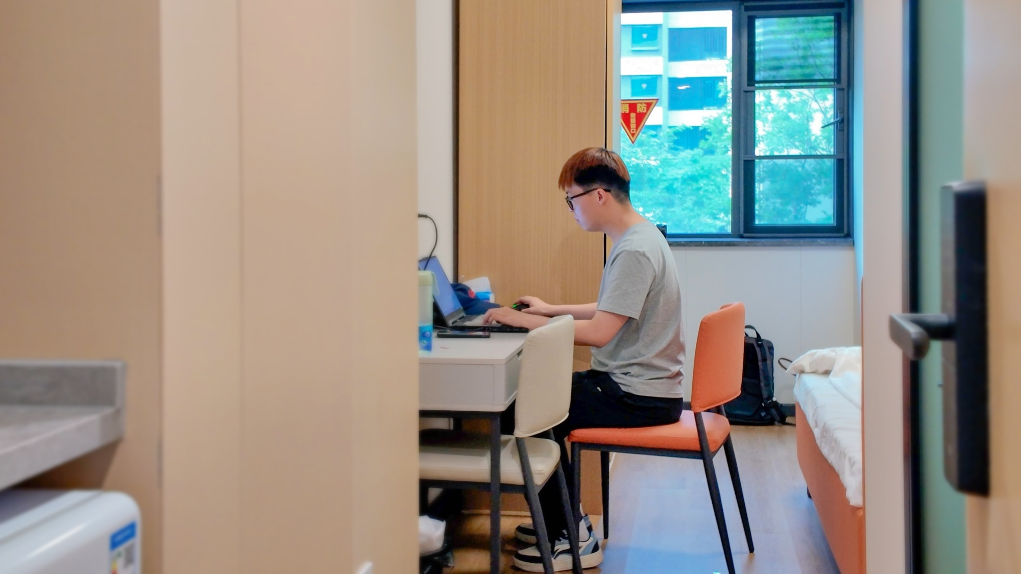 求职青年在驿站里上网、投递简历(央广网记者 俞烨 摄)