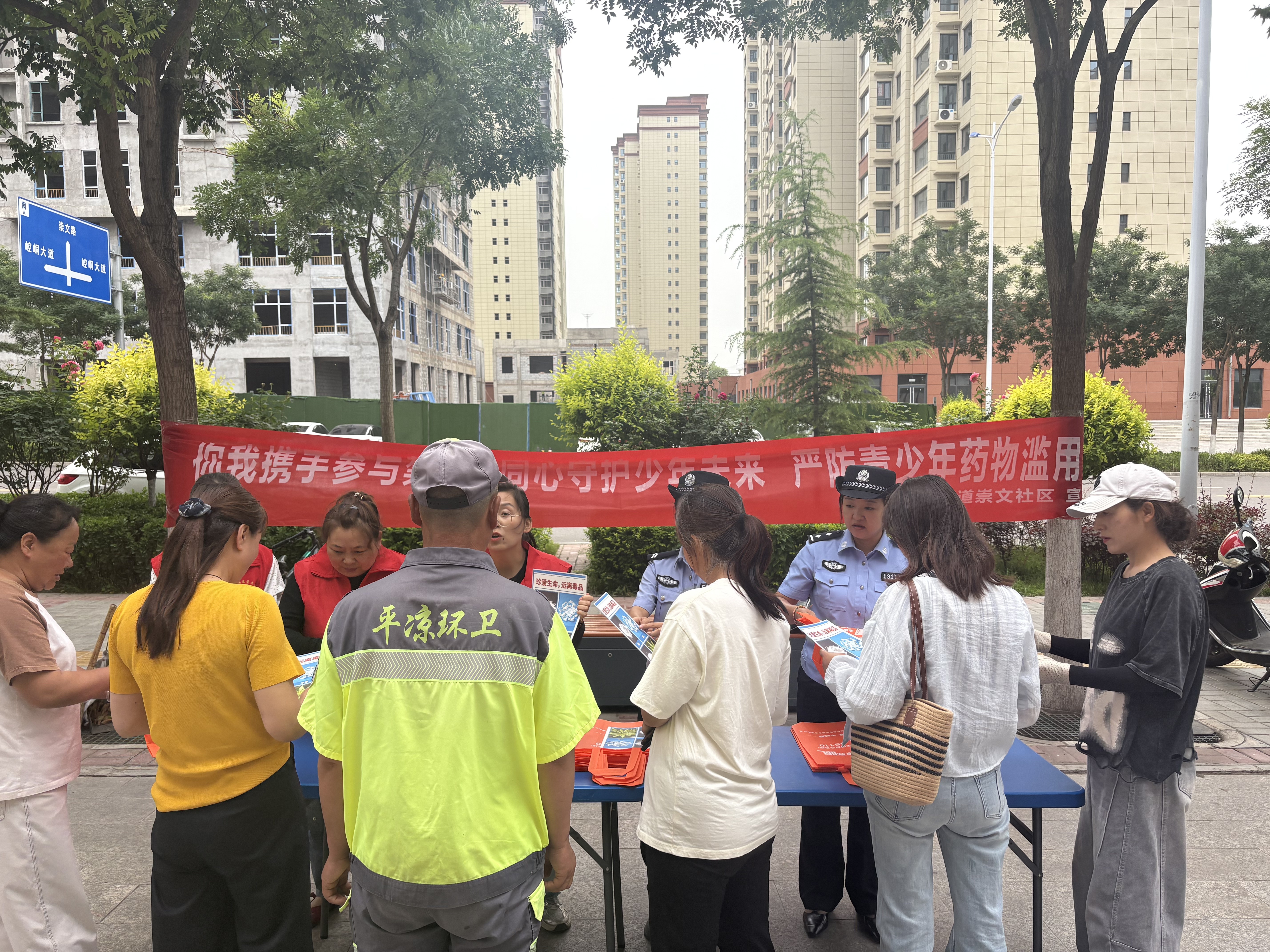 在辖区公园广场开展集中宣传活动，向群众详细讲解日常身边的案例.jpg