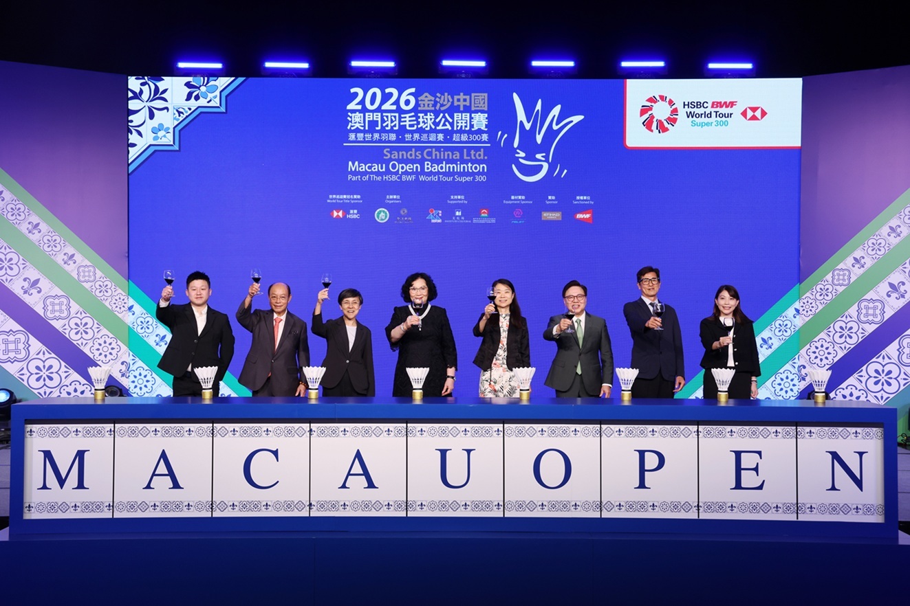 一眾主禮嘉賓於6月15日出席在澳門威尼斯人舉行的「2026金沙中國澳門羽毛球公開賽」開幕儀式。左至右：輝厲國際控股有限公司總經理張鴻洲；澳門羽毛球總會會長鄺達財；澳門特別行政區政府旅遊局局長文綺華；國際奧林匹克委員會委員、世界羽毛球聯會主席帕塔瑪；中央人民政府駐澳門特別行政區聯絡辦公室宣傳文體部副部長白冰；金沙中國有限公司行政副主席王英偉博士；澳門特別行政區政府體育局副局長鄭繼明；澳門特別行政區政府文化局演藝發展廳廳長郭妙瑜。