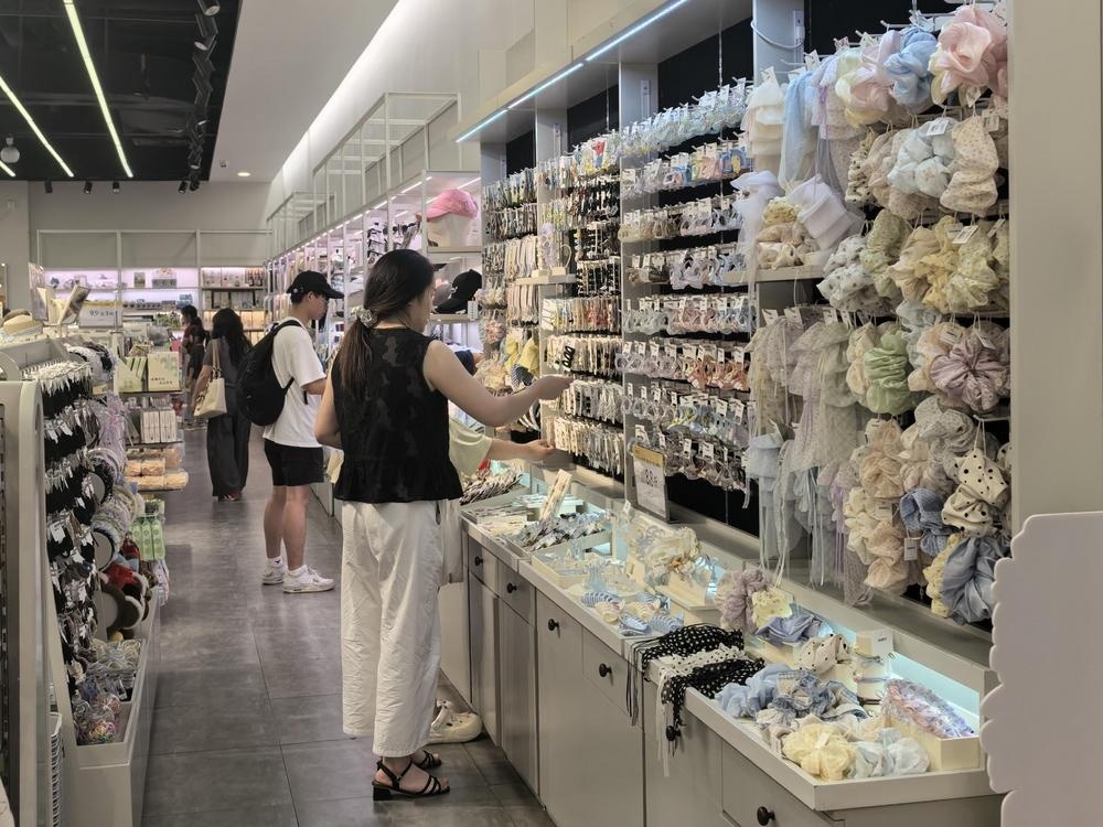 消费者趁着端午假期在精品店内挑选自己心仪的物品。