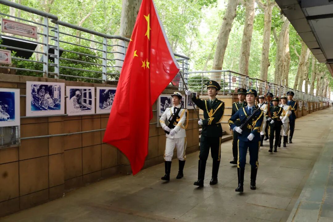 山东大学国旗护卫队进行护旗仪式展示