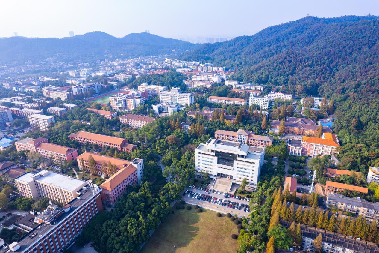 中南大学:2026年本科扩招至9022人,新设人工智能学院,并在22个改革省份实施“六保一”政策 中南大学:2026年本科扩招至9022人,新设人工智能学院,并在22个改革省份实施“六保一”政策