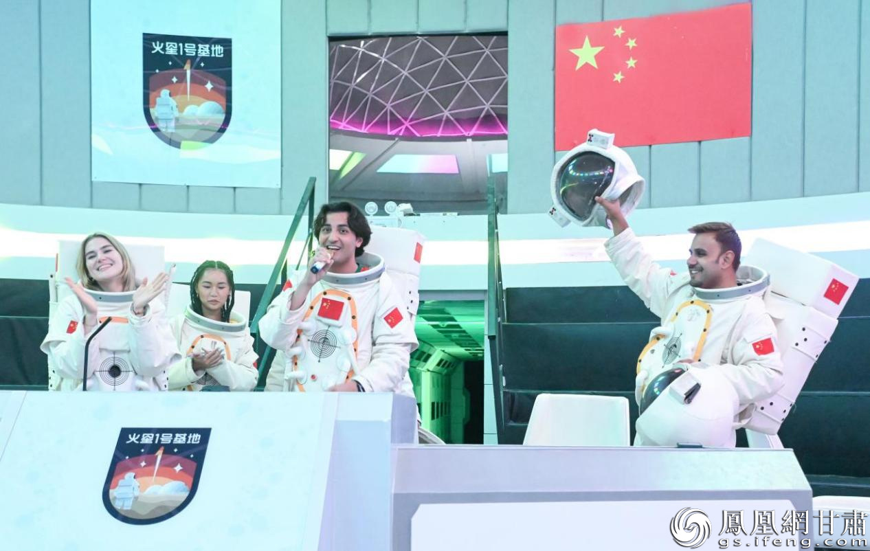 国际体验官在火星1号基地指挥仓模拟执行航天任务的场景