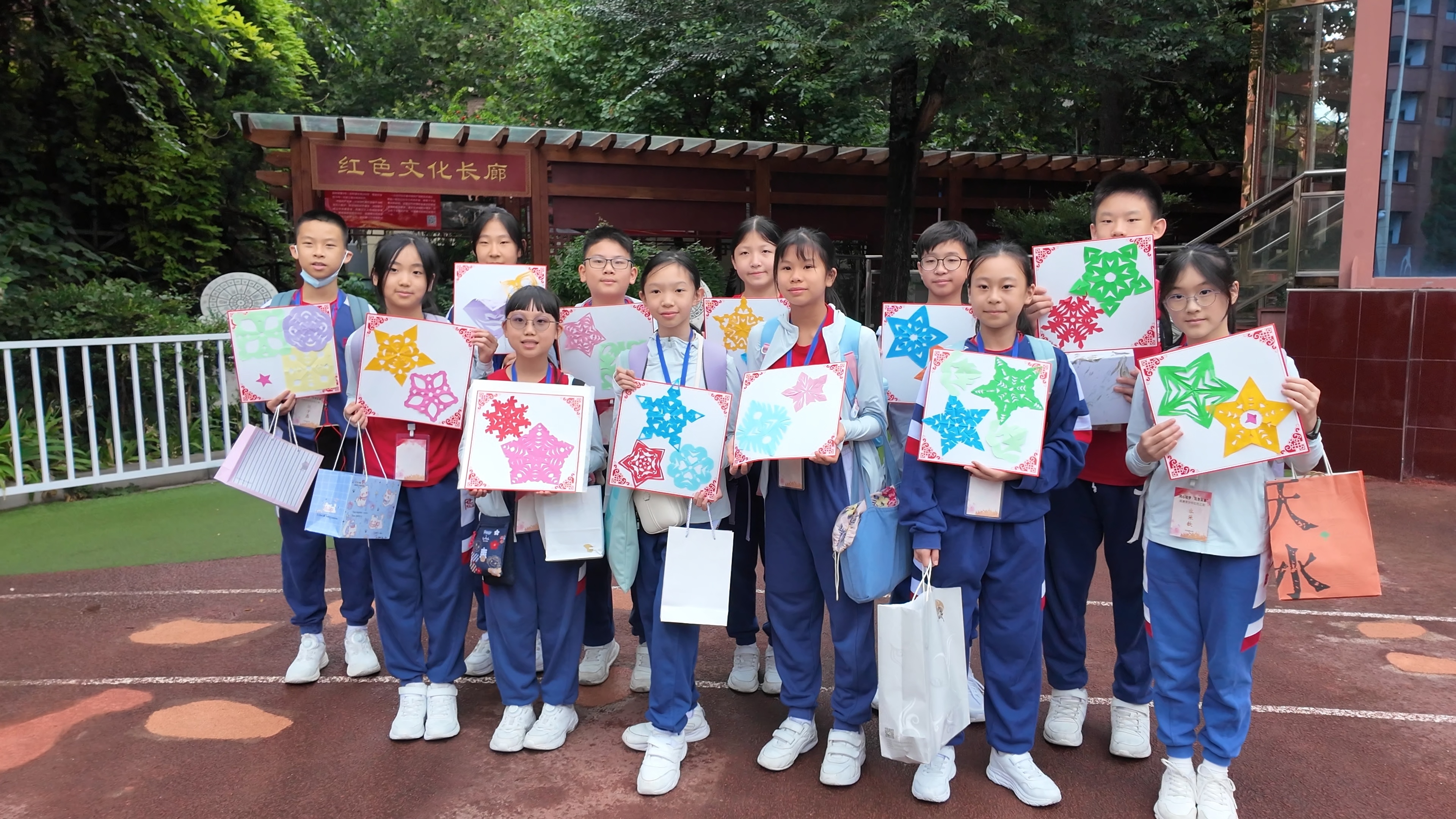 港澳青少年感受中华传统文化主题剪纸
