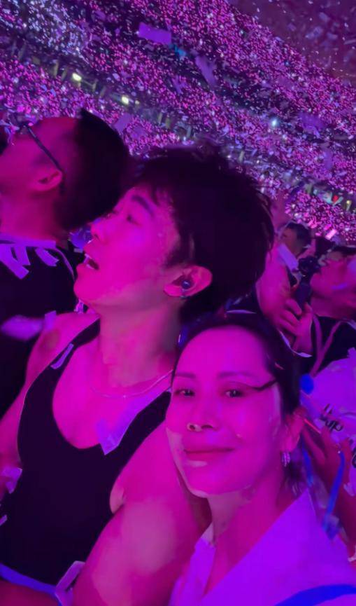 海清与19岁儿子蛋妞现身周杰伦演唱会，儿子身高气质遗传母亲