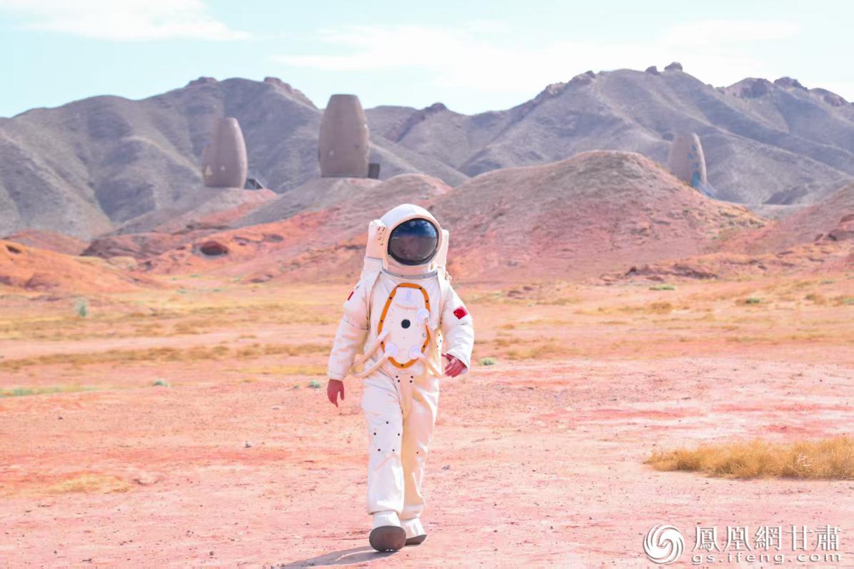 国际体验官身着“航天服”感受星际穿越