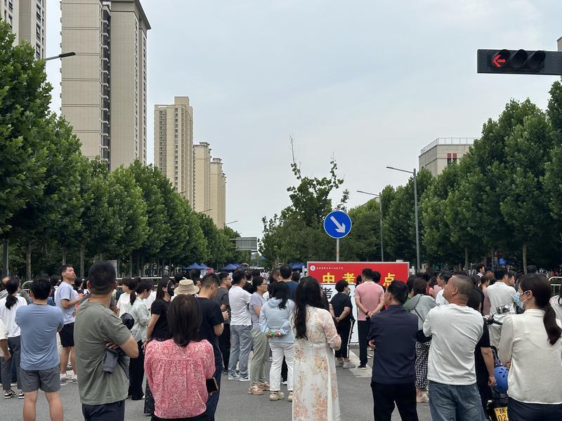家长在考点外目送孩子们走进考点（首席记者 程静摄）