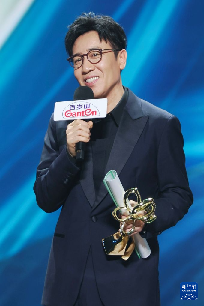 6月26日，演员于和伟凭借在电视剧《沉默的荣耀》中的表现获中国电视剧单元最佳男主角奖。新华社记者 王翔 摄
