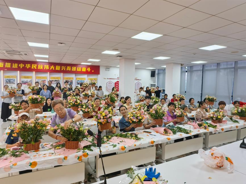 径贝社区开展端午花艺体验 以花为媒温暖弱势群体