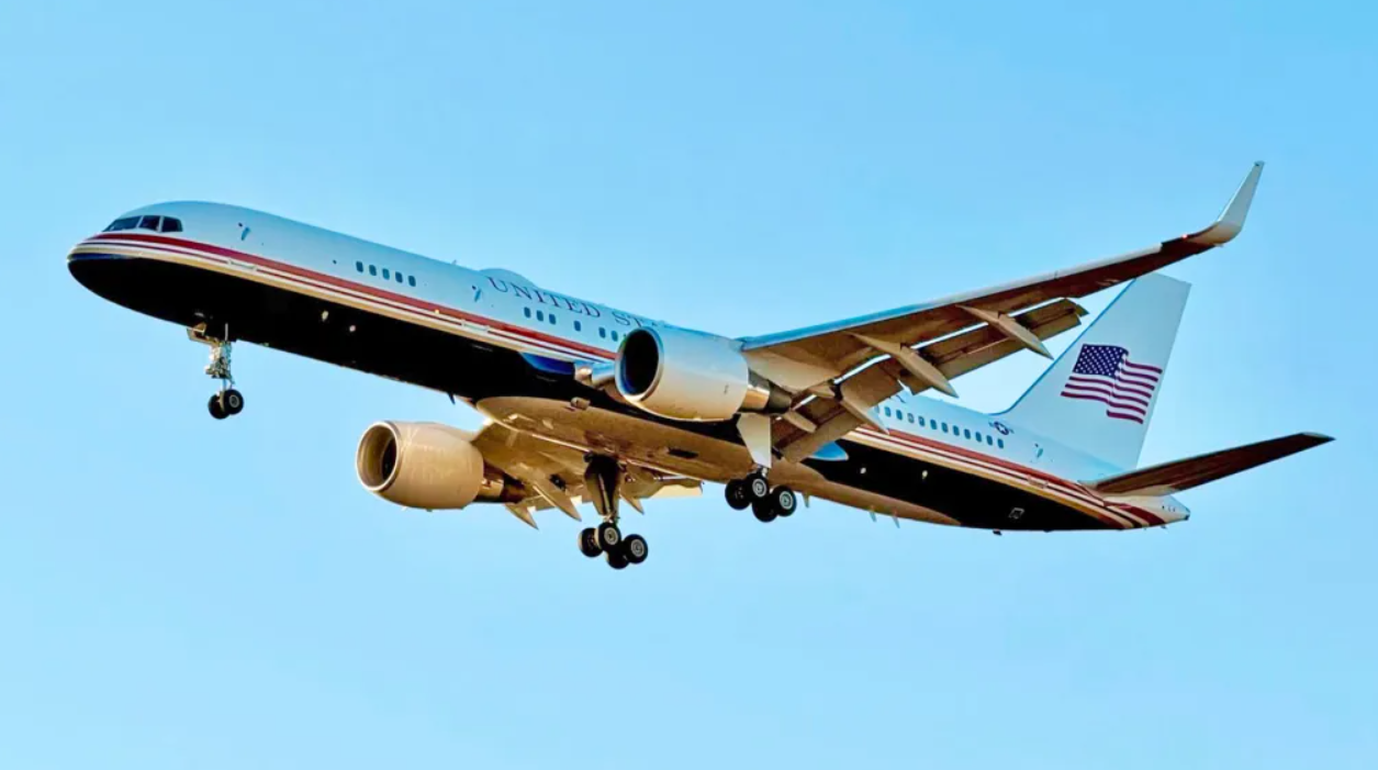 一架美国空军C-32A运输机身披全新的红、白、蓝涂装,位于德克萨斯州格林维尔发现。