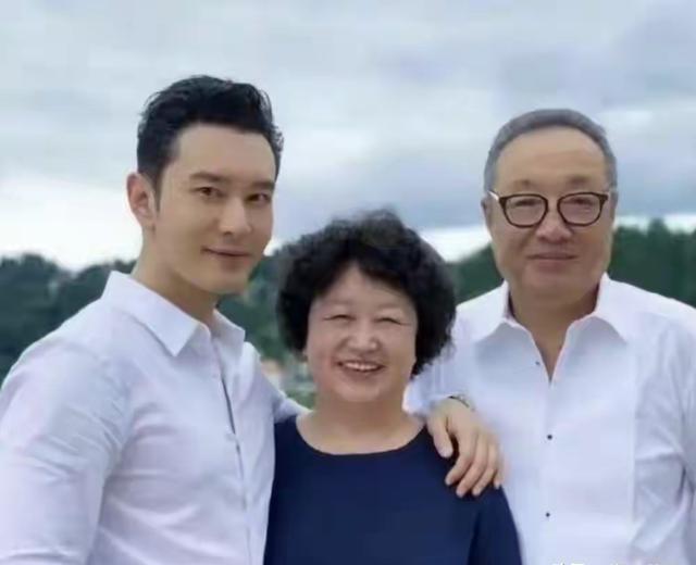 黄晓明不摆排场仅发合照，昔日霸总退居角落，中年心酸尽显