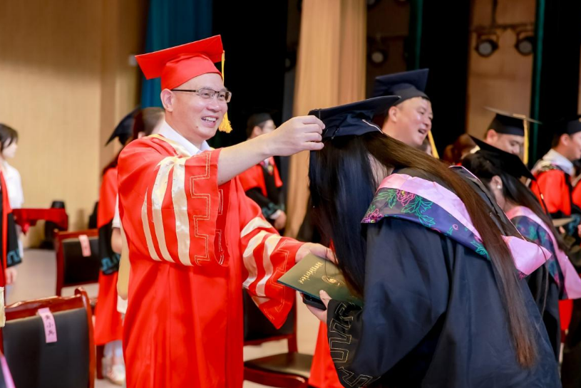 江西师大科技学院2026年毕业典礼暨学位授予仪式举行