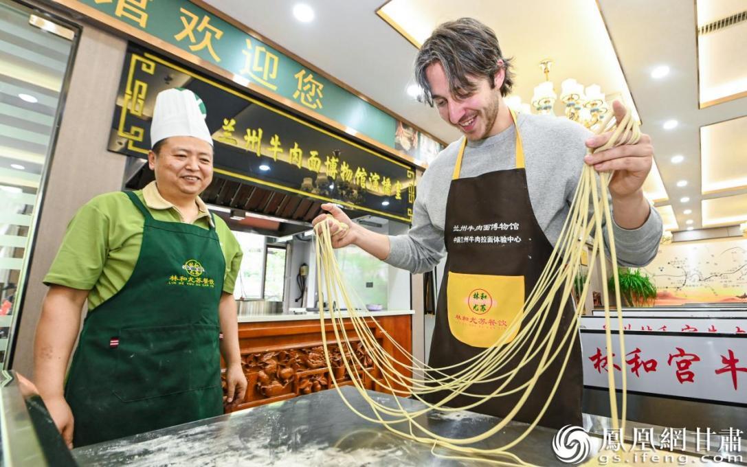 国际体验官体验兰州牛肉面制作技艺