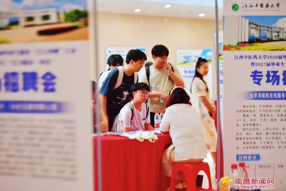 南昌湾里：校园专场招聘会促就业（图）