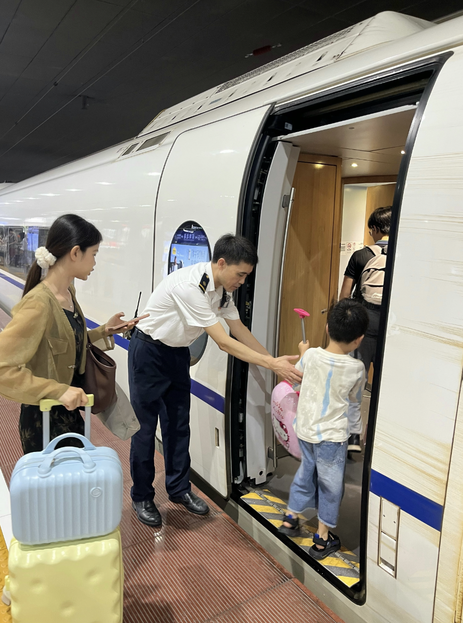 站台灯火映晨昏 一路温情是端阳