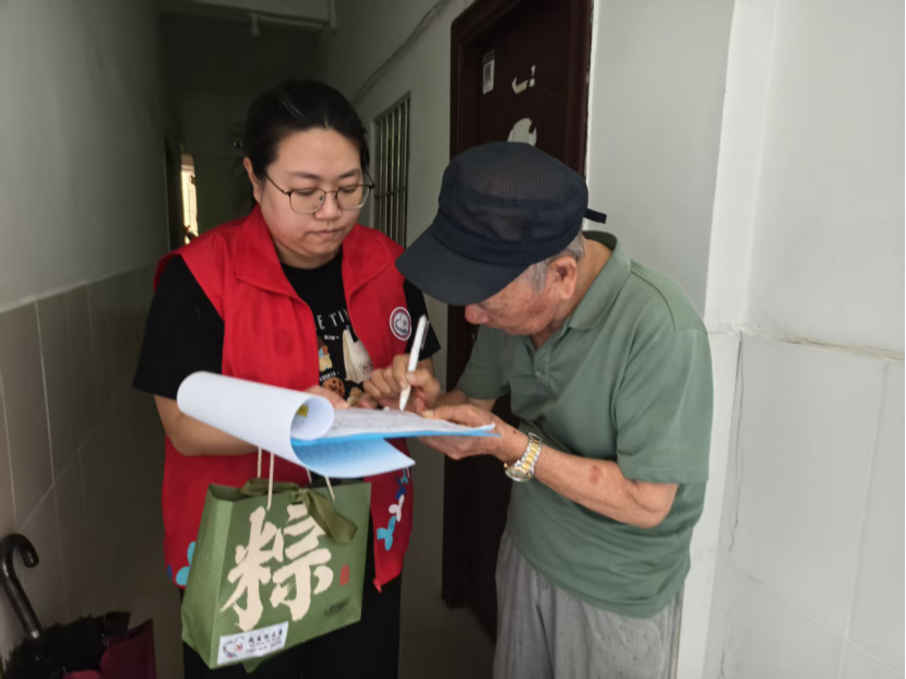 粽香寄温情 关怀暖老兵——河西社区开展退役军人端午走访慰问活动