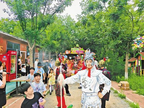 6月19日，“子龙出征”常山战鼓非遗技艺沉浸式互动体验活动，走进正定县塔元庄福宝营地。图为活动现场。正定县文化广电体育和旅游局供图