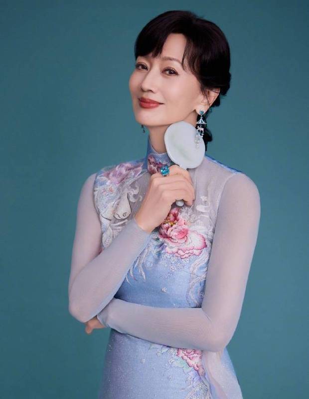 赵雅芝美丽大方。