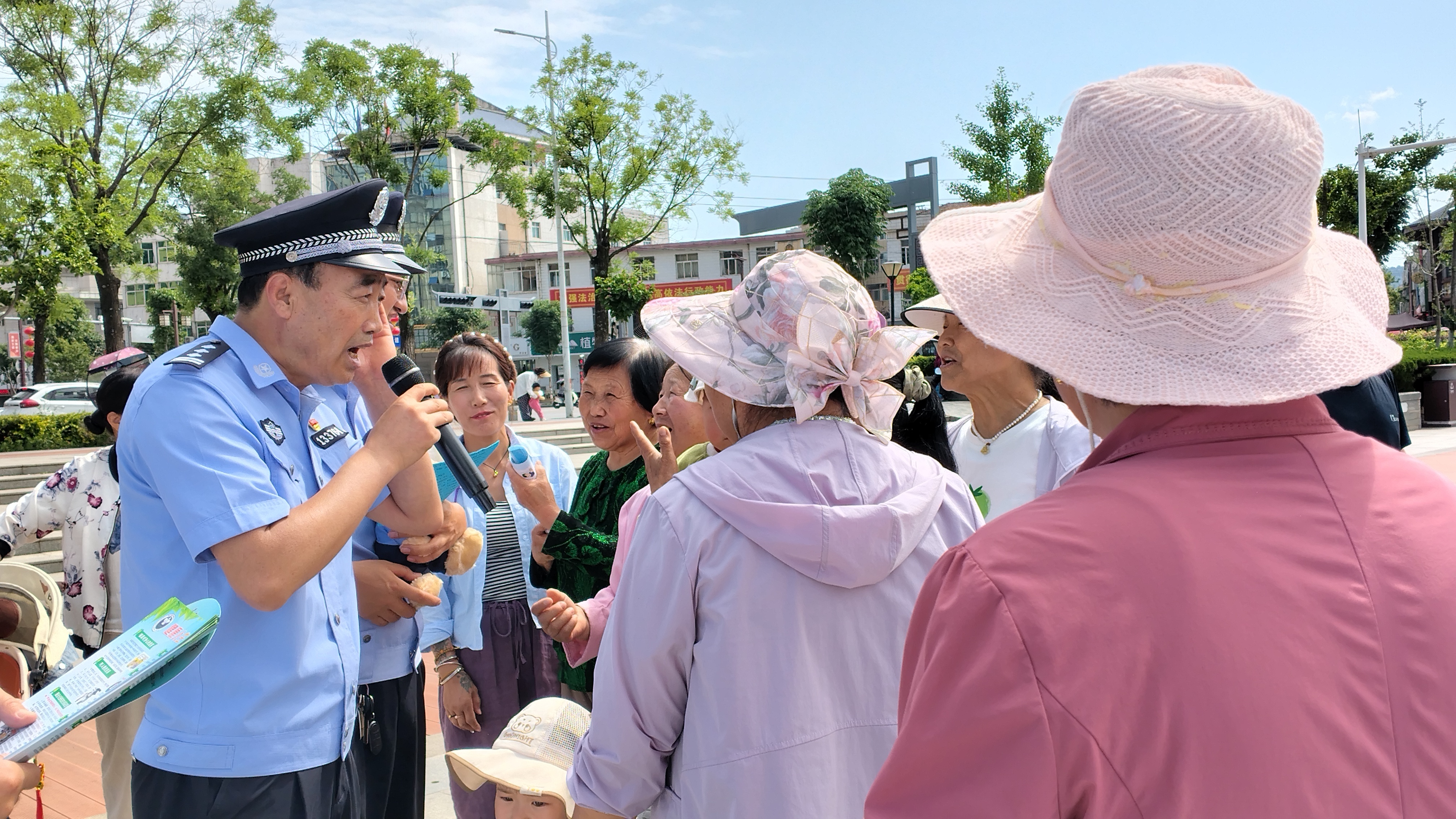 活动现场,工作人员为广大市民普及禁毒法律知识。王小兰 摄
