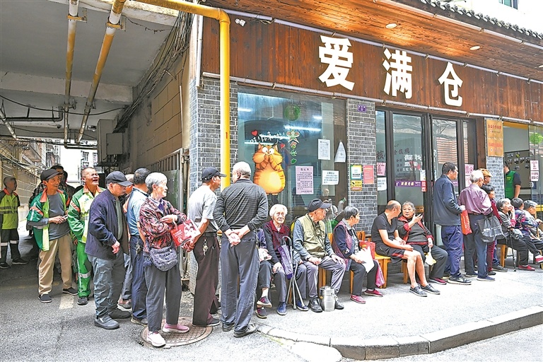 11时许，“爱满仓”食堂门口排起了长队。