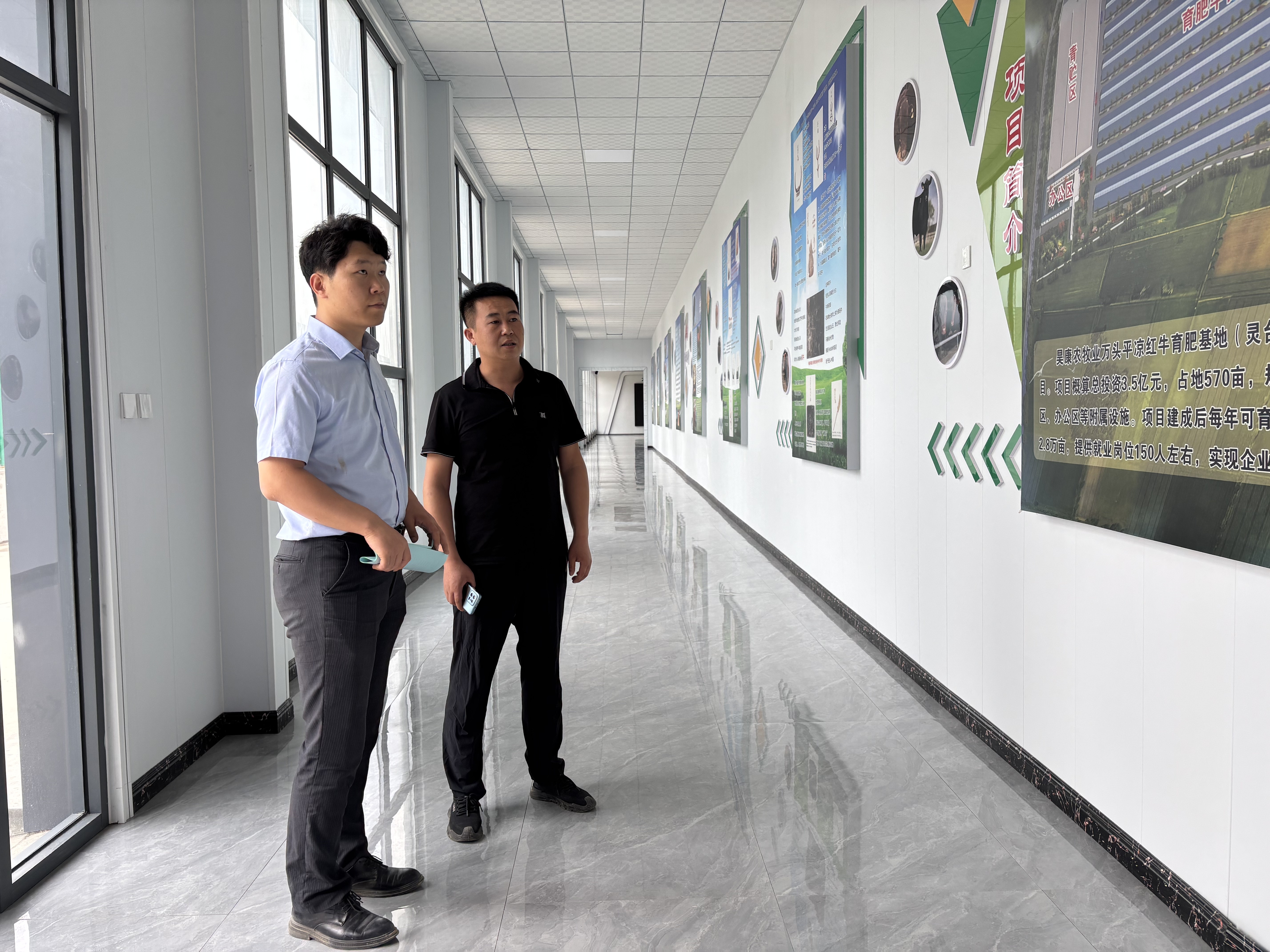 （图片为农行工作人员上门服务）