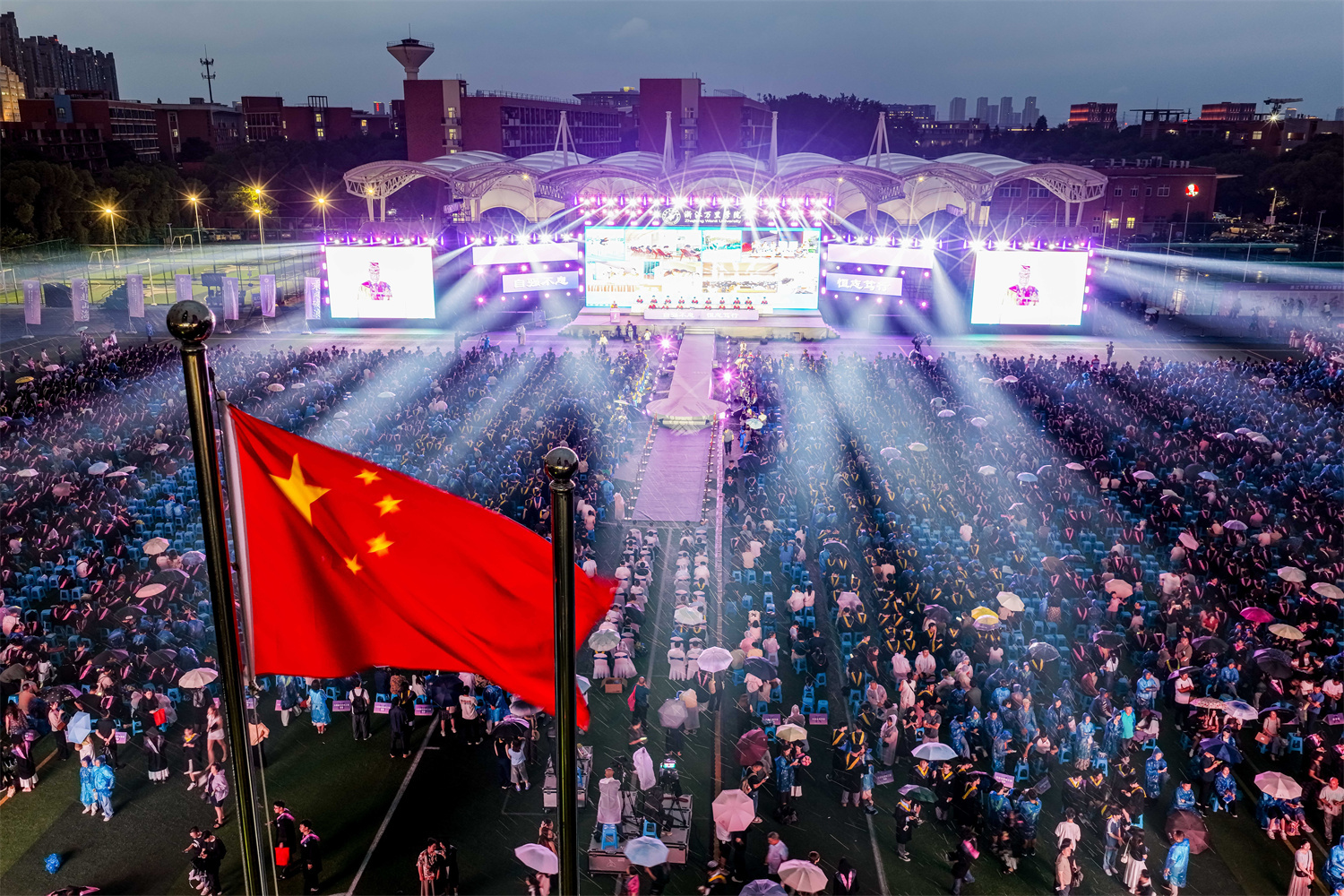“万里‘售后’终身有效”，校长一句承诺，让6235名毕业生泪洒钱湖