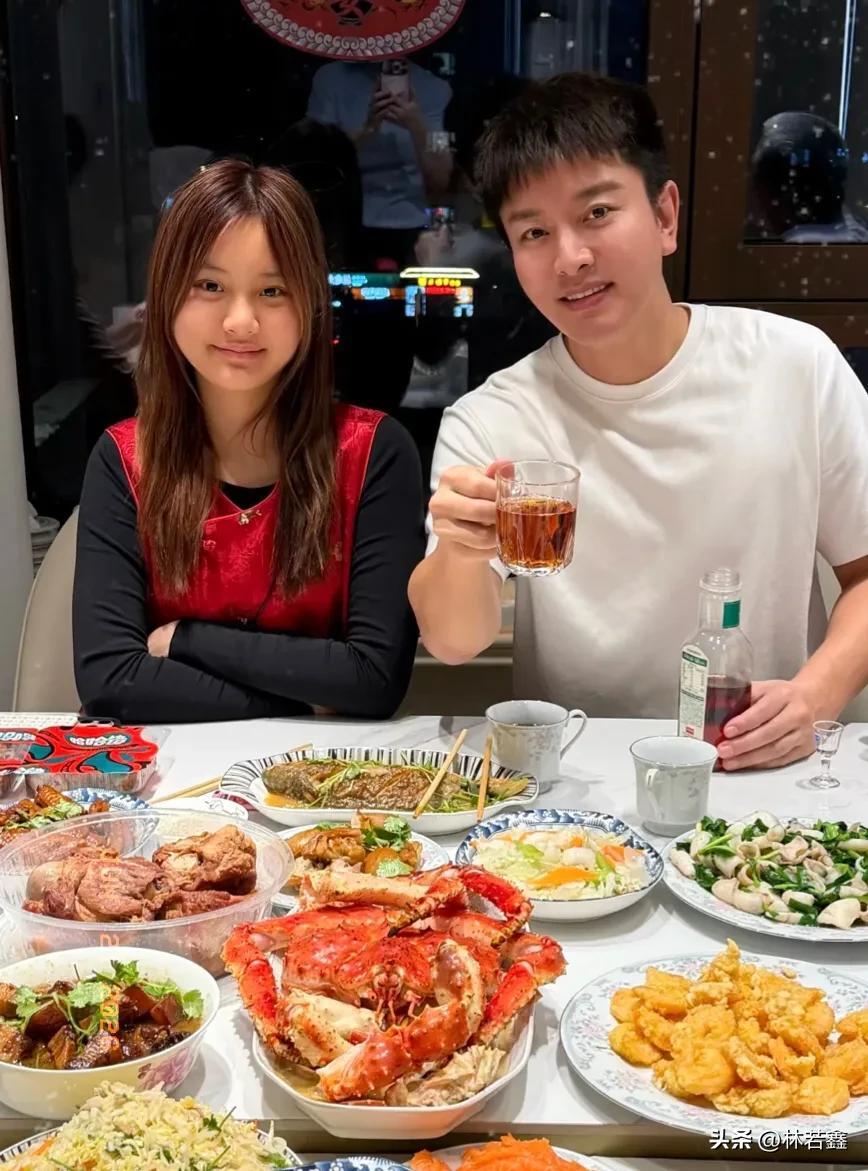 贾乃亮父亲节与爱女同框，甜馨笑容神似爸爸引热议  第12张
