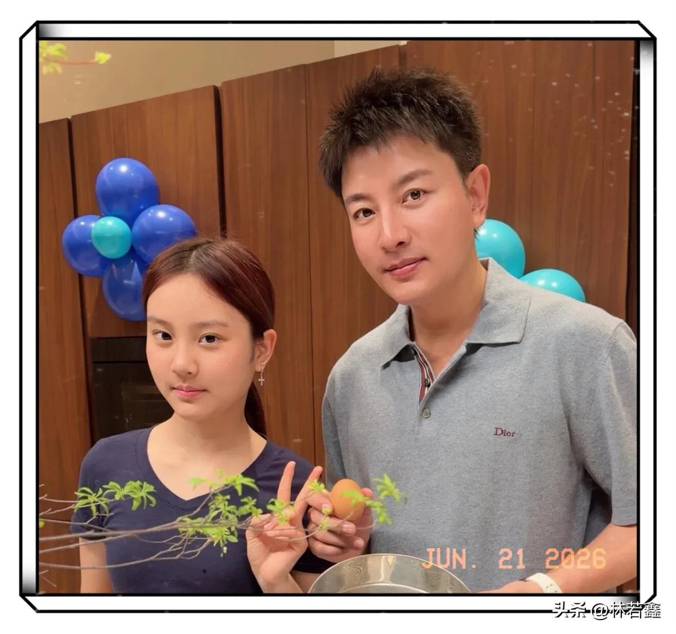 贾乃亮父亲节与爱女同框，甜馨笑容神似爸爸引热议  第11张