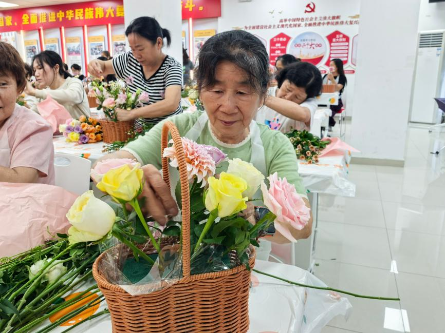 径贝社区开展端午花艺体验 以花为媒温暖弱势群体