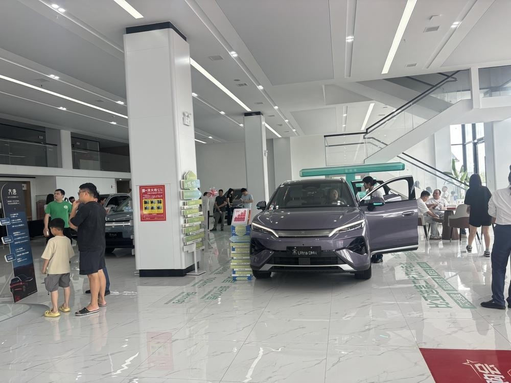 不少消费者趁着“618”在宜春恒誉比亚迪4S店内看车、试驾和订车。